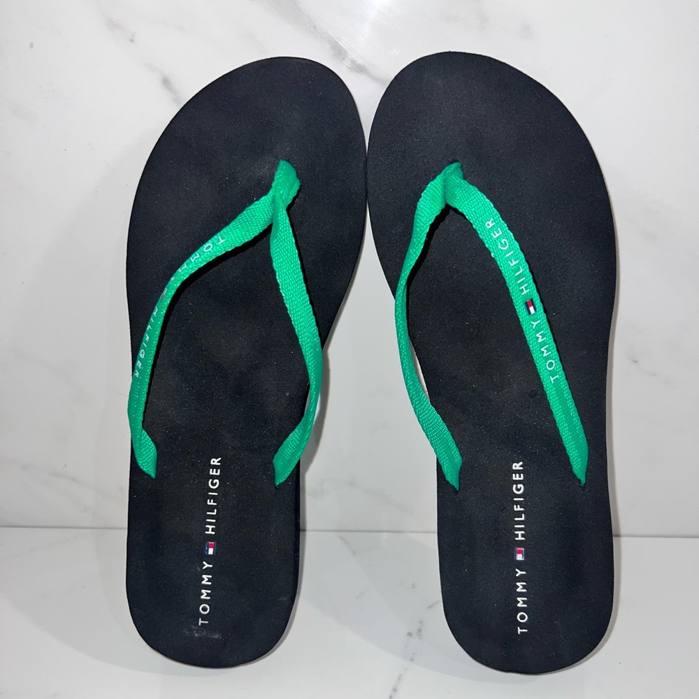 WOMENS TOMMY HILFIGER THONG FLIP FLOPS.